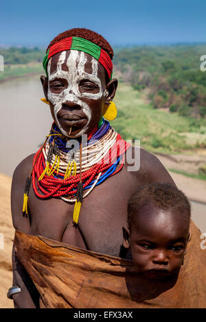 Une mère et enfant de la tribu Karo, Kolcho Village, vallée de l'Omo, Ethiopie Banque D'Images