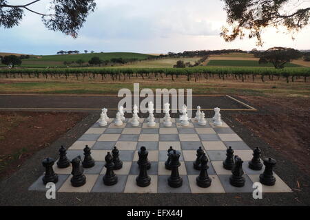 Grand jeu d'échecs et des morceaux sur un vignoble. Banque D'Images