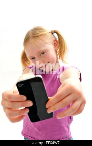 Young Girl taking self portrait photo with camera phone Banque D'Images