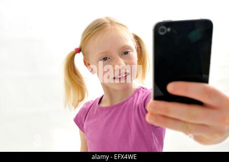 Young Girl taking self portrait photo with camera phone Banque D'Images