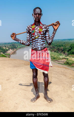 Portrait d'un jeune homme de la tribu Karo, Kolcho Village, la vallée de l'Omo, Ethiopie Banque D'Images