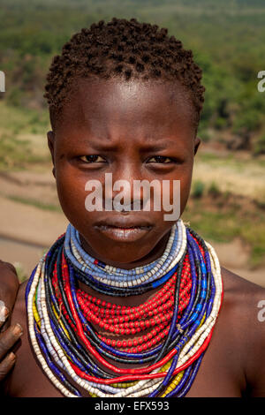 Un Portrait d'une jeune femme de la tribu Karo, Kolcho Village, vallée de l'Omo, Ethiopie Banque D'Images