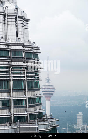 Vue par la fenêtre du 86e étage du bâtiment sur les Tours Petronas à Kuala Lumpur, Malaisie. À l'égard de l'autre Banque D'Images