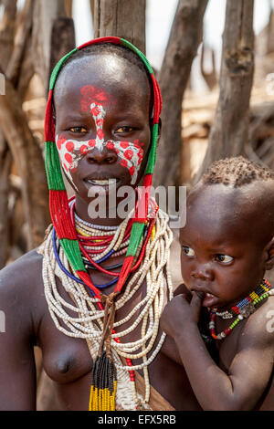 Une mère et enfant de la tribu Karo, Kolcho Village, la basse vallée de l'Omo, Ethiopie Banque D'Images