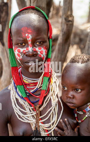 Une mère et enfant de la tribu Karo, Kolcho Village, la basse vallée de l'Omo, Ethiopie Banque D'Images