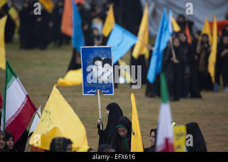 Téhéran, Iran. Feb 11, 2015. 11 février 2015 - Téhéran, Iran - une femme iranienne est titulaire d'une plaque avec le portrait de l'Iran l'Ayatollah Ali Khamenei (R) et à la fin de l'Ayatollah Ruhollah Khomeiny pendant un rassemblement pour marquer le 36e anniversaire de la révolution islamique de l'Iran, sur la place Azadi (Liberté) à Téhéran. Morteza Nikoubazl/ZUMAPRESS : Morteza Nikoubazl Crédit/ZUMA/Alamy Fil Live News Banque D'Images