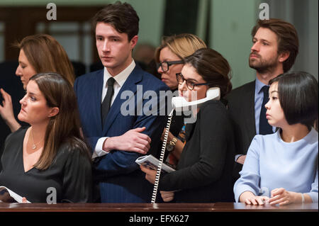 Sotheby's, Londres, Royaume-Uni. 10 Février, 2015. Sotheby's personnel placer des offres pour les clients de leur téléphone. La soirée ventes total était de 122,6 millions de dollars, le plus haut pour une vente Sotheby's de l'art contemporain en Europe. Crédit : Stephen Chung/Alamy Live News Banque D'Images