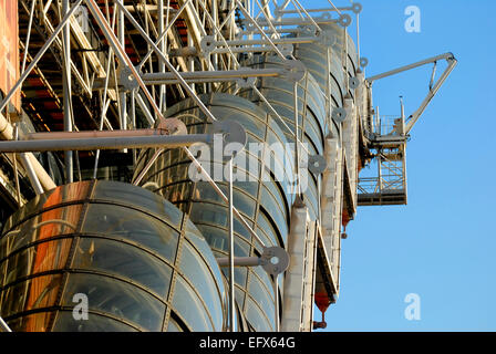 Paris, France. Centre Pompidou à Beaubourg - extérieur détail des escalators, au haut-de-chaussée Banque D'Images