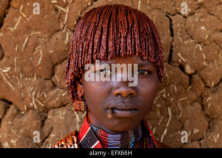 Un Portrait d'une jeune femme de la tribu Hamer, le marché du lundi, Turmi, la vallée de l'Omo, Ethiopie Banque D'Images