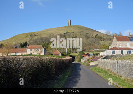 Tor de Glastonbury, Somerset, Royaume-Uni. Vu de l'Ashwell Lane. Banque D'Images