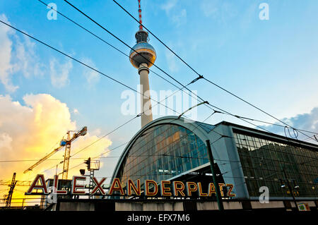 Berlin, Allemagne - le 7 juin 2013:Fernsehturm (tour de télévision) situé à Alexanderplatz à Berlin, Allemagne, le 07 juin 2013. L Banque D'Images