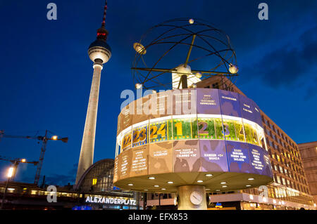 Berlin, Allemagne - le 7 juin 2013 : Alexanderplatz, tour de télévision et l'horloge universelle Vue de nuit le 07 juin 2013 à Berlin. Appelé par Berlin Banque D'Images