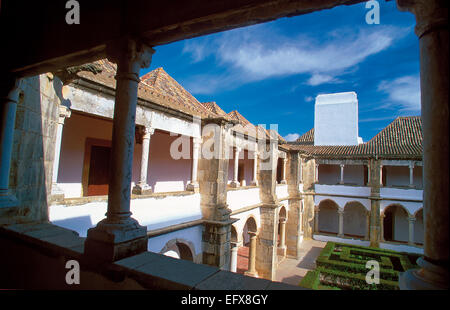 Le Portugal, Faro : vue depuis un couloir pour le patio du Cloître médiéval dans le Museu Municipal et ancien couvent Banque D'Images