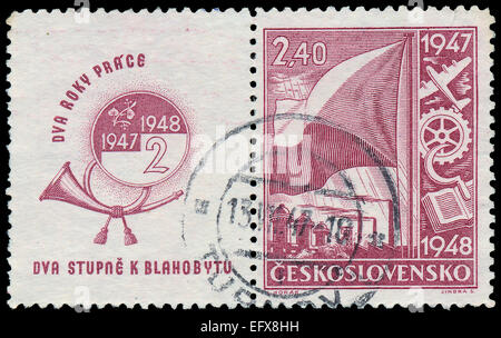 La Tchécoslovaquie - circa 1947 : timbres par la Tchécoslovaquie, montre Drapeau, symboles, circa 1947 Banque D'Images