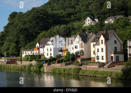 Maisons à Trier, Allemagne le long des rives de la Moselle. Banque D'Images