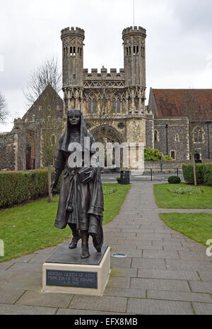 Statue en bronze de Bertha, reine de Kent et la princesse des Francs. Dame Wootton's Green, Canterbury, Kent Banque D'Images