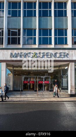 L'avant de l'entrée d'un magasin de la chaîne britannique Marks and Spencer Spencers Spencer's à York, au Royaume-Uni. Banque D'Images