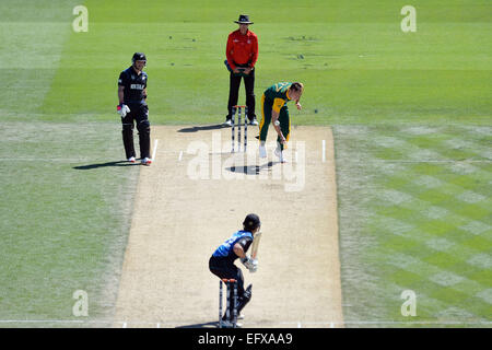 Christchurch, Nouvelle-Zélande. Feb 11, 2015. Christchurch, Nouvelle-Zélande - 11 février 2015 - Kyle Abbott de bowling de l'Afrique du Sud au cours de l'ICC Cricket World Cup Warm Up Match entre la Nouvelle-Zélande et l'Afrique du Sud, à Hagley Oval le 11 février 2015 à Christchurch, Nouvelle-Zélande. © dpa/Alamy Live News Banque D'Images