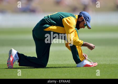 Christchurch, Nouvelle-Zélande. Feb 11, 2015. Christchurch, Nouvelle-Zélande - 11 février 2015 - Muhammad Imran Tahir de liage de l'Afrique du Sud ses chaussures au cours de l'ICC Cricket World Cup Warm Up Match entre la Nouvelle-Zélande et l'Afrique du Sud, à Hagley Oval le 11 février 2015 à Christchurch, Nouvelle-Zélande. © dpa/Alamy Live News Banque D'Images