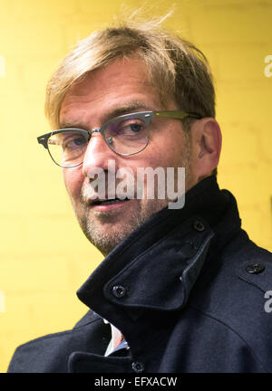 Jürgen Klopp, l'entraîneur en chef de la Bundesliga allemande soccer club Borussia Dortmund, arrive pour une conférence de presse à Dortmund, Allemagne, 11 février 2015. Dortmund reçoit 1. FSV Mainz 05, le 13 février 2015. Photo : Bernd Thissen/dpa Banque D'Images