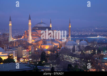 Sainte Sophie, Istanbul, au crépuscule, avec des navires dans l'affaire Bosphorus derrière Banque D'Images