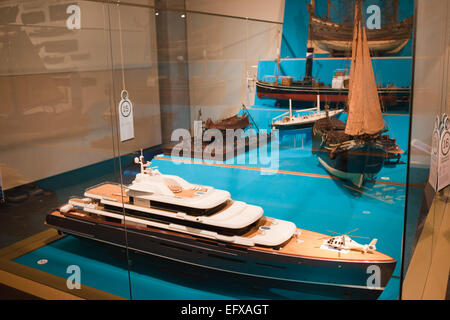 Maquettes de bateaux avec grand yacht de luxe sur le premier plan dans le Musée Maritime de Rotterdam, Hollande, Pays-Bas. Banque D'Images