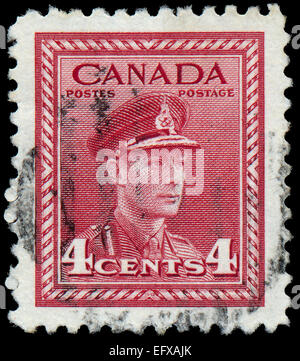 CANADA - VERS 1942 : timbre imprimé au Canada à partir de l 'effort de guerre" montre le roi George VI en uniforme militaire, vers 1942. Banque D'Images