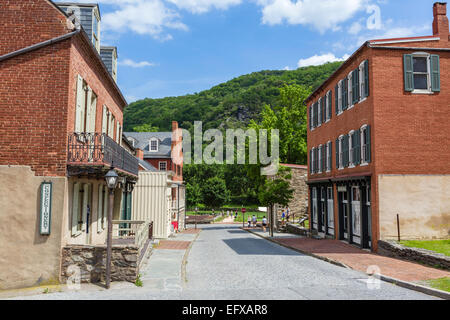 Vue vers le bas High Street dans le quartier historique de Harpers Ferry, Harpers Ferry National Historical Park, West Virginia, USA Banque D'Images