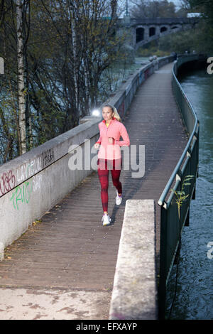 Jeune femme tournant le long chemin du canal Banque D'Images