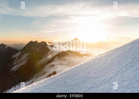 Voir de la neige sur les montagnes escarpées, Alpes bavaroises, Oberstdorf, Bavière, Allemagne Banque D'Images