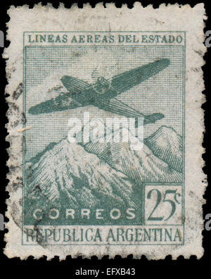 Argentine - circa 1946 : timbre imprimé dans l'Argentine montre avion sur les Andes, vers 1946 Banque D'Images