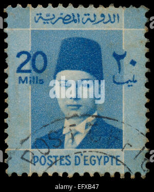 Égypte - circa 1937 : timbre imprimé dans l'Égypte a émis pour l'Investiture du roi Farouk, montre un portrait du roi Farouk, vers 1 Banque D'Images