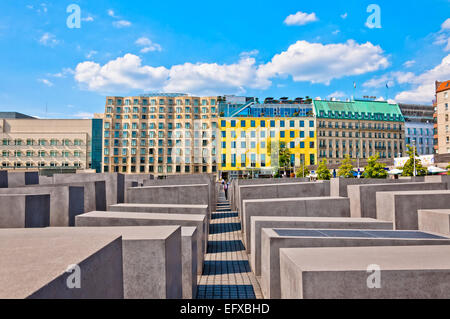 Berlin, Allemagne - le 8 juin 2013 : Le Mémorial de l'Holocauste et les bâtiments modernes à Berlin, Allemagne. Le monument est dédié à la Banque D'Images