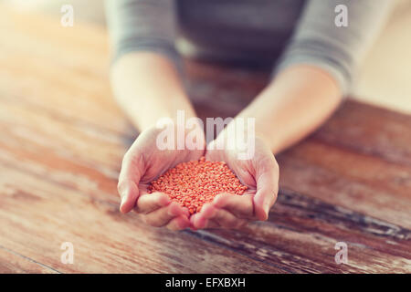 Cloes man creux des mains avec le quinoa Banque D'Images