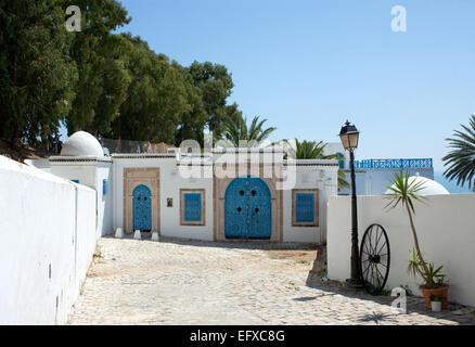 Bâtiment typique avec des murs blancs, portes et fenêtres bleues à Sidi Bou Said - Tunisie Banque D'Images
