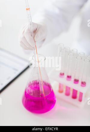 Close up of scientist effectuez des tests en lab Banque D'Images