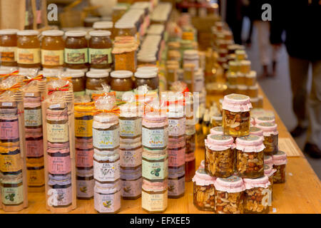 Produits typiques du marché de la Catalogne dans l'église Santa Maria del Pi (St.Mary de la Pine Tree), Barcelone. L'Espagne. Banque D'Images