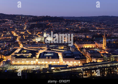 Le centre-ville de Bath vue panoramique skyline at night UK Banque D'Images