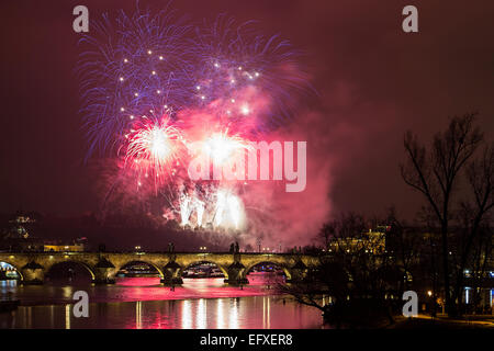 Plus d'artifice Nouvel An Prague pont Charles et la rivière Vltava (Moldau) Banque D'Images