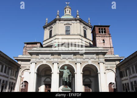 La cathédrale de Saint Laurent et la statue de l'empereur Constantin à Milan Banque D'Images