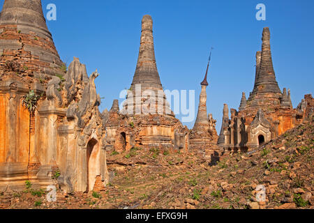 En briques rouges anciennes stupas bouddhistes près du village de Dein / Indein, lac Inle, Nyaungshwe, Shan State, Myanmar / Birmanie Banque D'Images