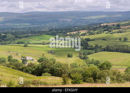 En regardant la partie supérieure de la vallée de l'Eden à proximité de Kirkby Stephen, Cumbria, Lammerside avec Wharton Hall et Château. Banque D'Images