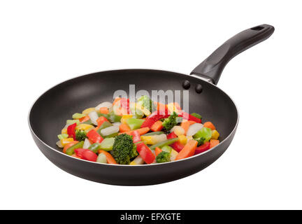 Faire revenir les légumes dans une casserole isolé sur blanc. L'image est en pleine concentration, l'avant à l'arrière. Banque D'Images
