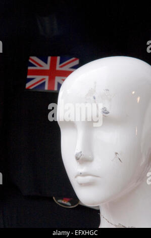 Mannequin battues en face de Union jack flag au Royaume-Uni Banque D'Images