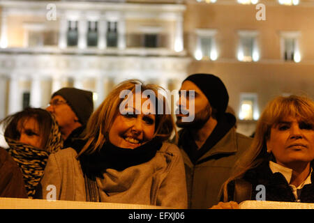 Athènes, Grèce. Feb 11, 2015. Nouveaux rallyes ''contre le chantage des prêteurs'' lieu à Athènes, Thessalonique et d'autres villes à l'occasion de la réunion extraordinaire de l'Eurogroupe. À Athènes, le principal est dans le rassemblement sur la place Syntagma, où des milliers de personnes se sont rassemblées. Le slogan principal de manifestants en place Syntagma est ''Souffle de dignité de toute la Grèce'', avec les organisateurs de l'envoi d'un appel à participation via Facebook. Les fonctionnaires européens leaders minimisé s'attendre à ce qu'un accord général de la dette avec la Grèce est probablement mercredi à une réunion d'urgence dans laquelle la Grèce. Banque D'Images