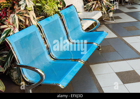 Bleu banc moderne dans le jardin intérieur du temple. Banque D'Images