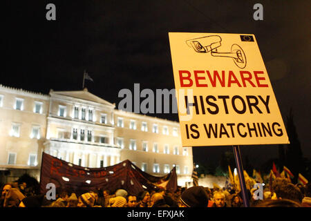 Athènes, Grèce. Feb 11, 2015. Nouveaux rallyes ''contre le chantage des prêteurs'' lieu à Athènes, Thessalonique et d'autres villes à l'occasion de la réunion extraordinaire de l'Eurogroupe. À Athènes, le principal est dans le rassemblement sur la place Syntagma, où des milliers de personnes se sont rassemblées. Le slogan principal de manifestants en place Syntagma est ''Souffle de dignité de toute la Grèce'', avec les organisateurs de l'envoi d'un appel à participation via Facebook. Les fonctionnaires européens leaders minimisé s'attendre à ce qu'un accord général de la dette avec la Grèce est probablement mercredi à une réunion d'urgence dans laquelle la Grèce. Banque D'Images