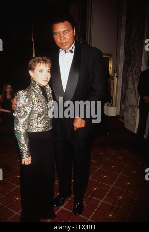 KERRI STRUG avec Muhammad Ali à l'Albert Schweitzer leadership awards, Waldorf Astoria New York 1996.k6187ar. © Andrea Renault/Globe Photos/ZUMA/Alamy Fil Live News Banque D'Images