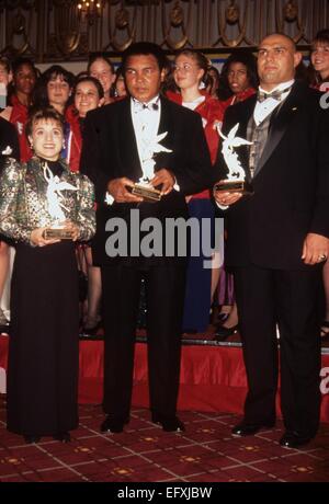 KERRI STRUG avec Muhammad Ali et Matt Ghaffari au Albert Schweitzer leadership awards, Waldorf Astoria New York 1996.k6187ar. © Andrea Renault/Globe Photos/ZUMA/Alamy Fil Live News Banque D'Images