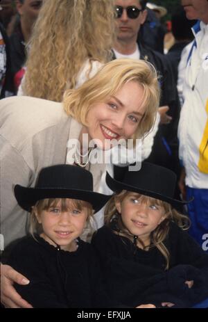 SHARON STONE Ashley et Mary Kate Olsen 1993. © John Barrett/Globe Photos/ZUMA/Alamy Fil Live News Banque D'Images